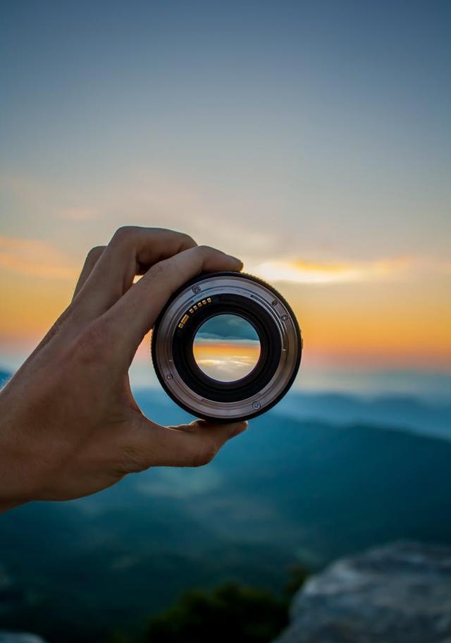 光圈大小的区别，光圈大小的区别1.8和2.0哪个大（认识光圈、快门、感光度）