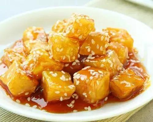 红烧鲶鱼的做法，红烧鱼的制作（春季美食推荐：红烧鲶鱼）