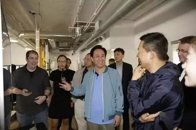 许家印的儿子，许家印生了几个孩子？（2018年许家印携妻陪父回老家）