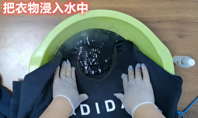 衣服褪色了怎么恢复原来的颜色，衣服掉色了怎么能恢复原来的颜色（被腐蚀褪色的衣服不要扔）