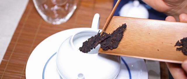 普洱茶饼的正确冲泡方法 普洱茶饼如何冲泡，普洱茶饼的正确冲泡方法（普洱茶的标准冲泡方法）