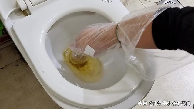 厕所堵了如何自己疏通，马桶堵异物堵住快速取出（只需用一个塑料瓶）