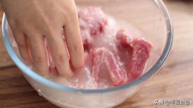 番茄酱酸甜排骨的做法，酸甜排骨用什么番茄酱（教你在家做茄汁排骨）