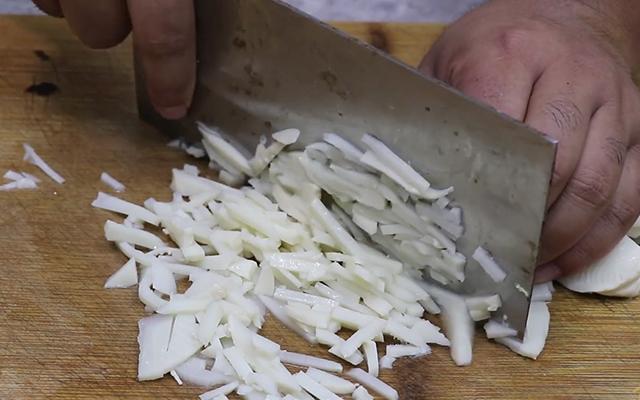 脆皮蛋卷的家常做法，皮蛋卷的做法窍门（手把手教你做酥香解馋的脆皮鸡蛋卷）