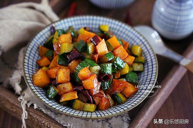 土豆怎么切丁，土豆怎么切丝（天天吃都有新鲜感）