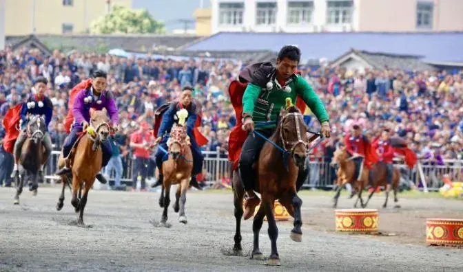 彝族风俗节庆，彝族的传统节日和风俗（薪火相传——彝族火把节）