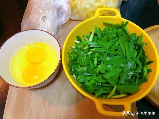 酱炒韭菜鸡蛋的家常做法，大酱韭菜炒鸡蛋的做法（家常小炒：韭菜炒鸡蛋的做法）