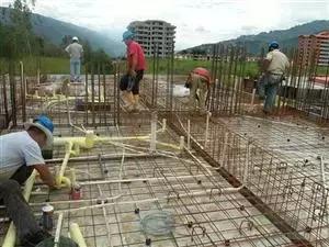 钢筋的横筋纵筋是怎么区分的啊，钢筋的横筋和纵筋怎么看（钢筋现场绑扎细节详解）