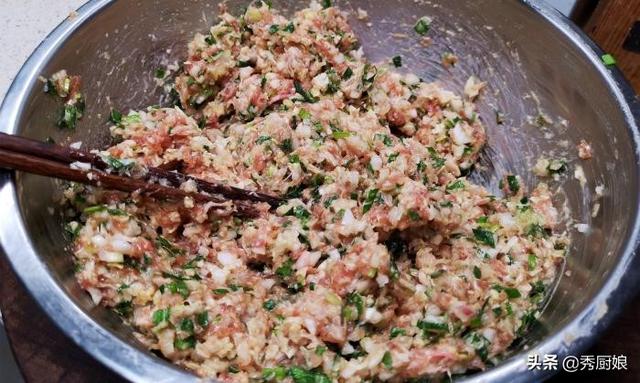 白菜肉馅包子怎么拌馅，大白菜馅包子的家常做法（记住老师傅的“2放2不放”）