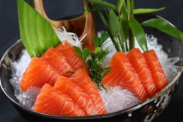 鲑鱼是三文鱼吗，红点鲑鱼是三文鱼吗（鲑鱼是一家亲吗）