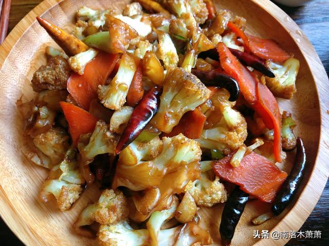 花菜素炒怎么做好吃，干锅花菜怎么做好吃又简单视频（家常小菜：素炒菜花的做法）