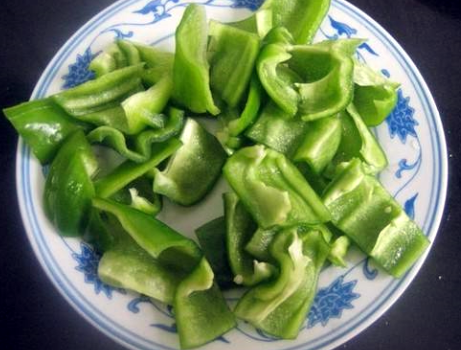 炒平菇用焯水吗，平菇不焯水直接炒了吃有毒吗（平菇鲜香又软嫩）