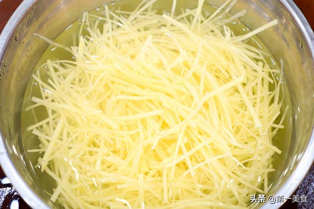 炒土豆丝怎么炒才好吃，土豆丝怎么炒脆（40年大厨教你3大技巧）