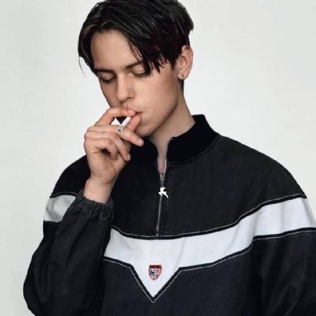 雨总太帅了吧，微信头像，雨总太帅了吧（因为它带来天空的味道）