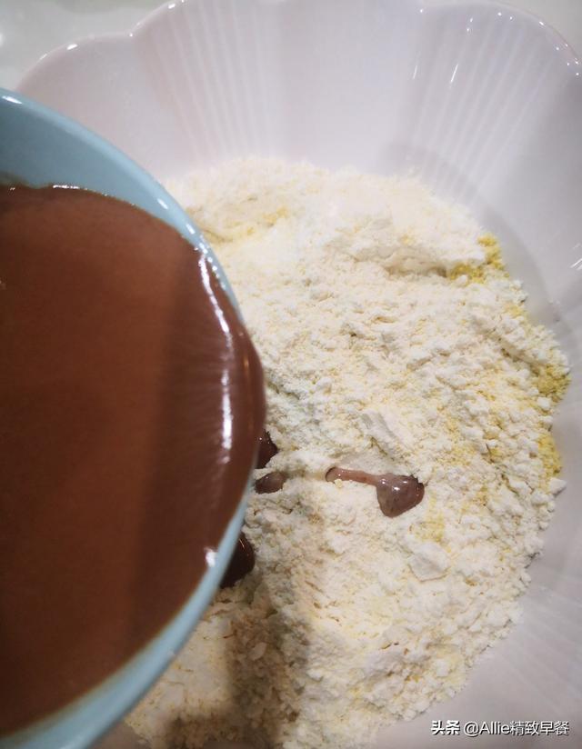 如何做巧克力夹心馒头，怎样做夹心巧克力蛋糕（这样做的巧克力双色馒头）