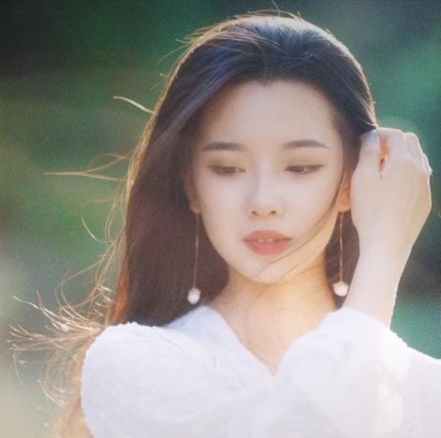 唯美头像女有气质，唯美气质女生头像 无论今天有多糟糕 明天空中还会有新的棉花糖 ٩(๑´0`๑)۶微信（女生头像，你搅散一池星光）