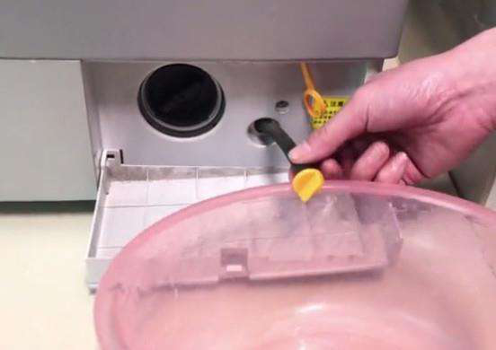 洗衣机出现e1怎么解决，洗衣机出现E1（海尔滚筒洗衣机E1或Err2详细解决办法）