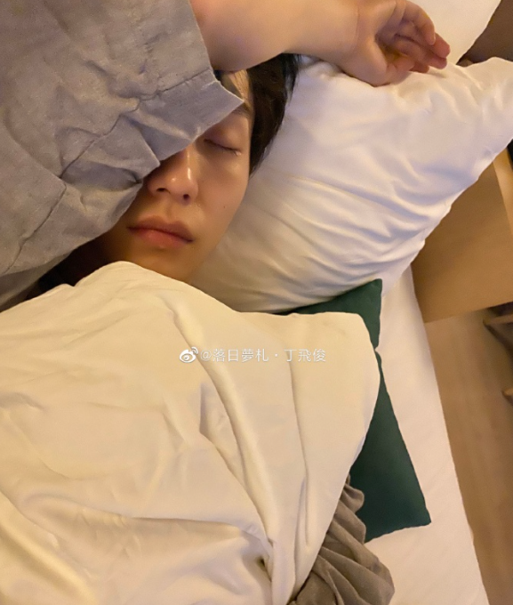 抑郁男生真人头像/别烦我了微信，抑郁男生真人头像/别烦我了，你明明不缺我（23岁男星被曝故意灌醉粉丝）