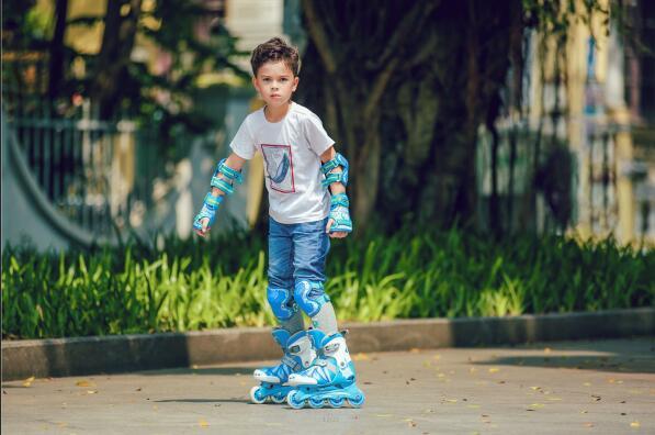 旱冰鞋哪个牌子好性价比高，旱冰鞋哪个牌子好性价比高男（百检检测：轮滑鞋怎么买）