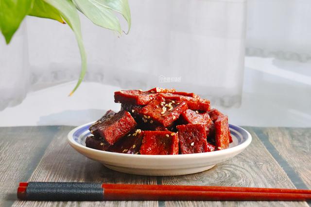 豆腐干简单的做法，豆腐干简单的做法视频（上海特色小吃蜜汁豆干）