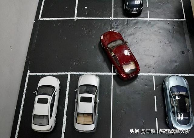 倒车入库视频教程，怎么倒车入库视频教程（现实中倒车入库讲解）