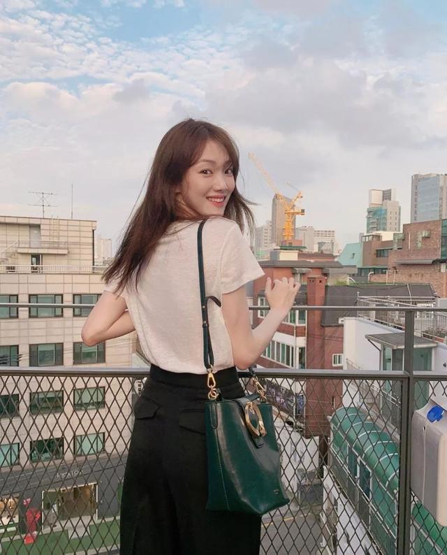 亚洲女生纯情脸，欧美女生性感身材，亚洲魔性笑容（你是高级脸还是纯情脸图片）
