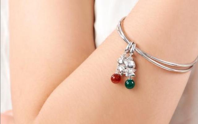 女人银手镯戴哪只手好，女性银手镯带哪只手好（女人戴镯子金的好还是银的好）