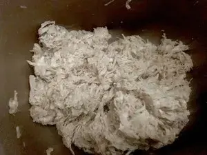 鸡肉松怎么做，肉松怎么做好吃又松软简单（鸡肉松还可以装饰面包）