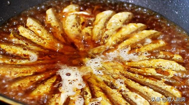 煎小鱼的做法大全视频，如何煎小鱼视频（这种小鱼不用扔）