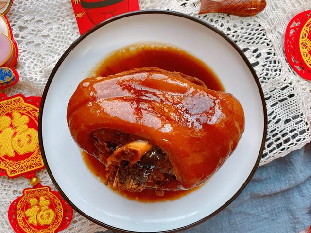 红烧蹄膀怎么做,红烧猪蹄怎样做好吃(年夜饭硬菜红烧蹄髈)