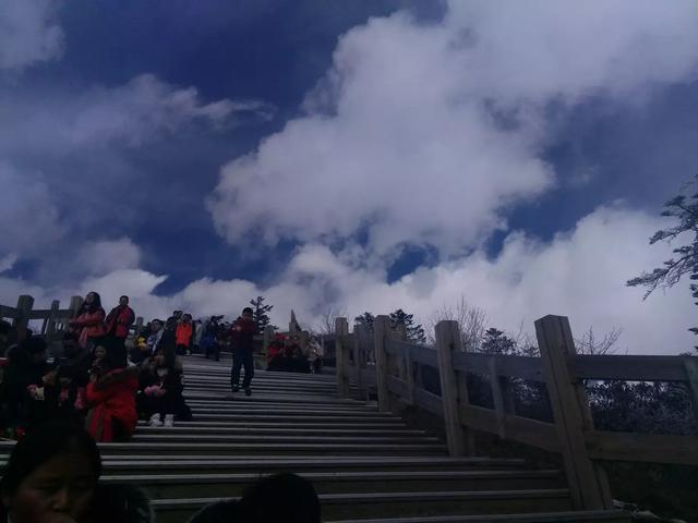 西岭雪山在哪里，西岭雪山在哪里（高山滑雪——西岭雪山）