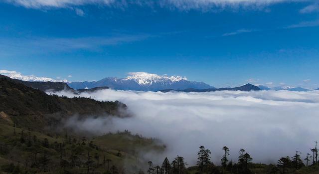 旅行者小多拍摄贡嘎雪山，去了一个叫四人同的山