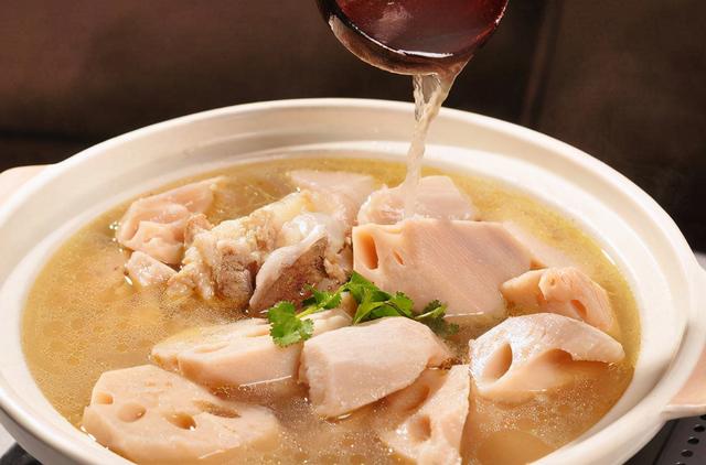 湖藕怎么做炖得烂 藕炖排骨什么时候放藕，湖藕怎么做炖得烂（炖好的汤汁不发黑）