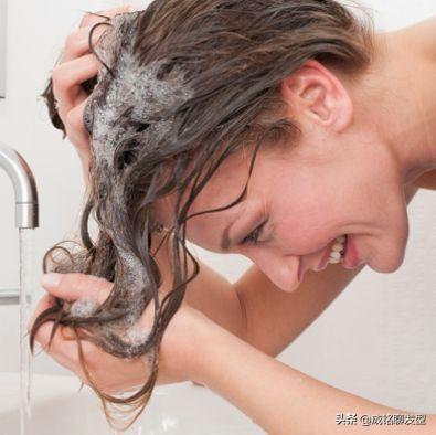 正确洗发护发步骤，护发的正确步骤（学习正确的洗发方法很关键）
