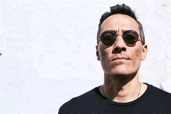 男生晚上海边拍照技巧，男生晚上海边拍照技巧视频（男士墨镜要想戴出品位）