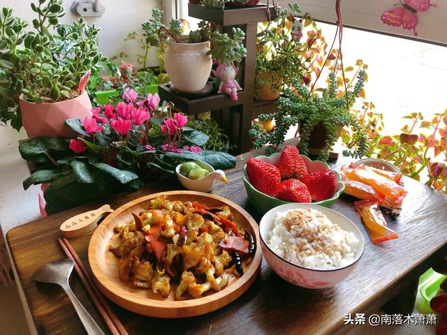 花菜素炒怎么做好吃，干锅花菜怎么做好吃又简单视频（家常小菜：素炒菜花的做法）