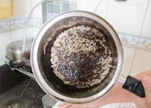锅底烧糊的黑垢怎么去除小妙招，锅底烧糊的黑垢怎么去除（一个妙招快速去垢不伤锅）