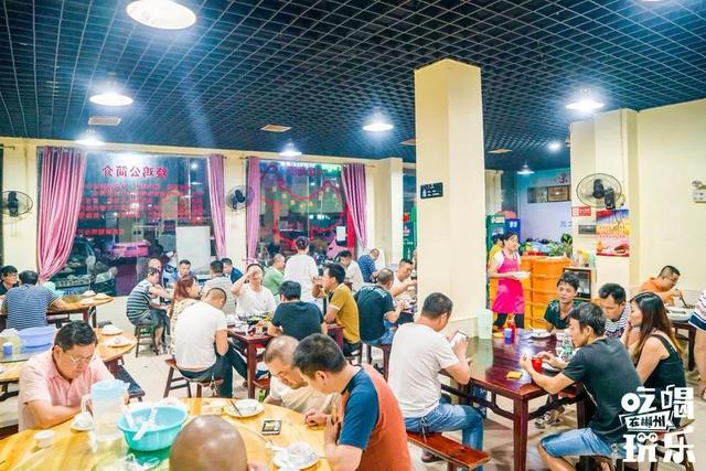 湖南郴州烧鸡公的做法，正宗郴州烧鸡公的做法视频窍门（一只鸡带火郴州一条街）