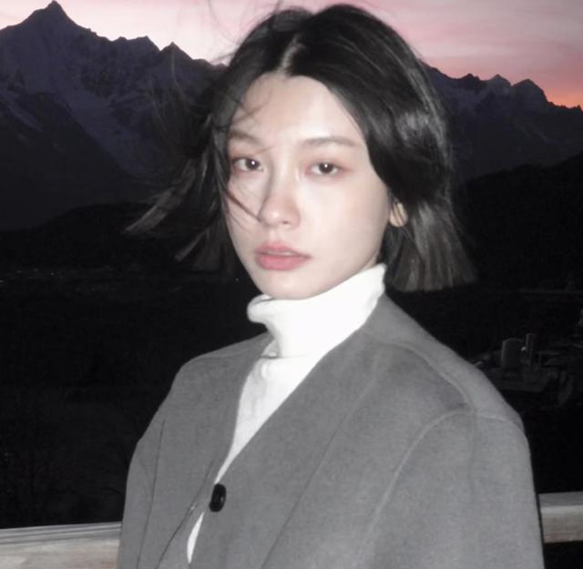 女微信图片简单气质，简单气质的女生微信头像     我记得我爱过（女头像：“我不等了）