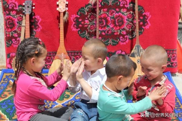 冬不拉是哪个民族的乐器，冬不拉是哪个民族的乐器哪个省（哈萨克族乐器冬不拉的传说）