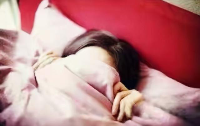 喜欢平躺睡觉的女人是什么性格，喜欢平躺的女生性格（心理学：这6种睡觉姿势）