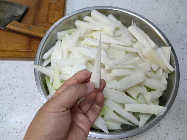 酸甜爽口脆萝卜的做法，自制酸甜爽口脆萝卜做法（酒店的招牌腌萝卜）