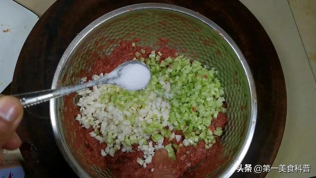 牛肉馅水饺怎么调馅好吃，牛肉饺子的馅怎么调才好吃（这才是牛肉馅饺子最经典做法）