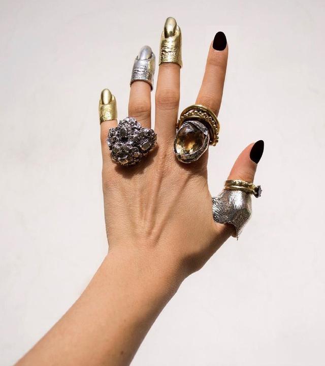 适合女生戴的戒指，适合女生戴的戒指品牌（怎么戴才能时尚又美观）