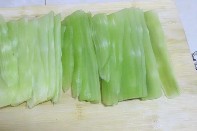 莴笋需要焯水吗，莴笋需要用水焯一下吗（莴笋最忌焯水和直接炒了）