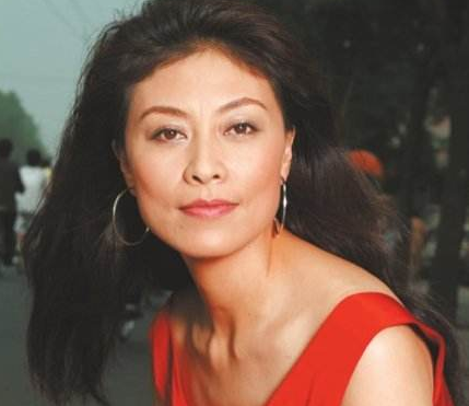 岳红的前夫是谁，国家一级演员岳红23岁成影后