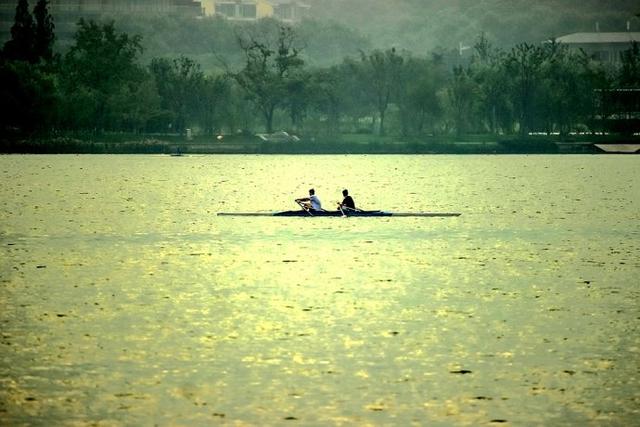 南京玄武湖有几个门，南京玄武湖有什么（如今游人如织的玄武湖）