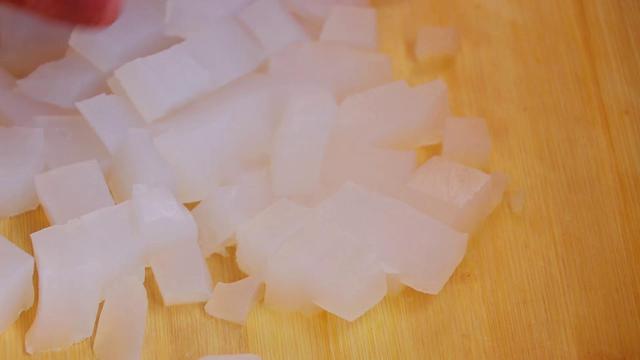 拌凉粉怎么配料才好吃，怎样拌凉粉好吃又简单（凉拌凉粉这样做太好吃）