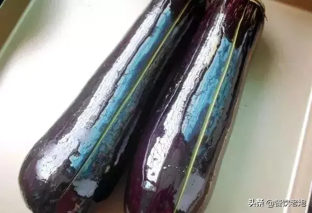 烧烤烤茄子的做法，烧烤烤茄子的做法视频（原来夜市的蒜蓉烤茄子）