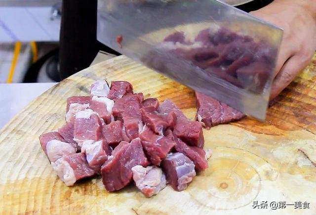 炖牛腩正宗做法，土豆炖牛腩的正宗做法（厨师长分享土豆炖牛腩的做法和技巧）